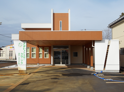 さかいファミリークリニックの外観と駐車場の写真