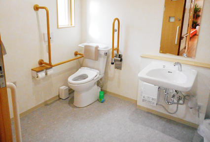 車椅子の方も利用できる広いお手洗いの写真