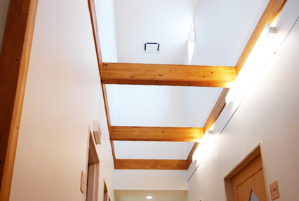 吹き抜けの廊下の写真