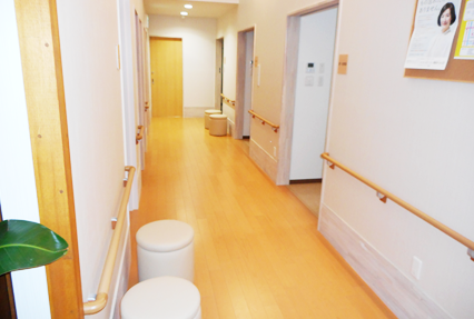 手すりのついた廊下の写真