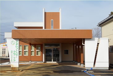 さかいファミリークリニックの外観と駐車場の写真